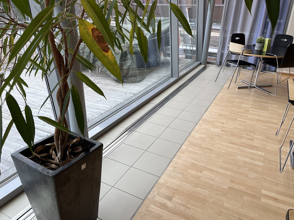 Rostfritt golvdon för påblåsning fönster, Gävle Sjukhus.